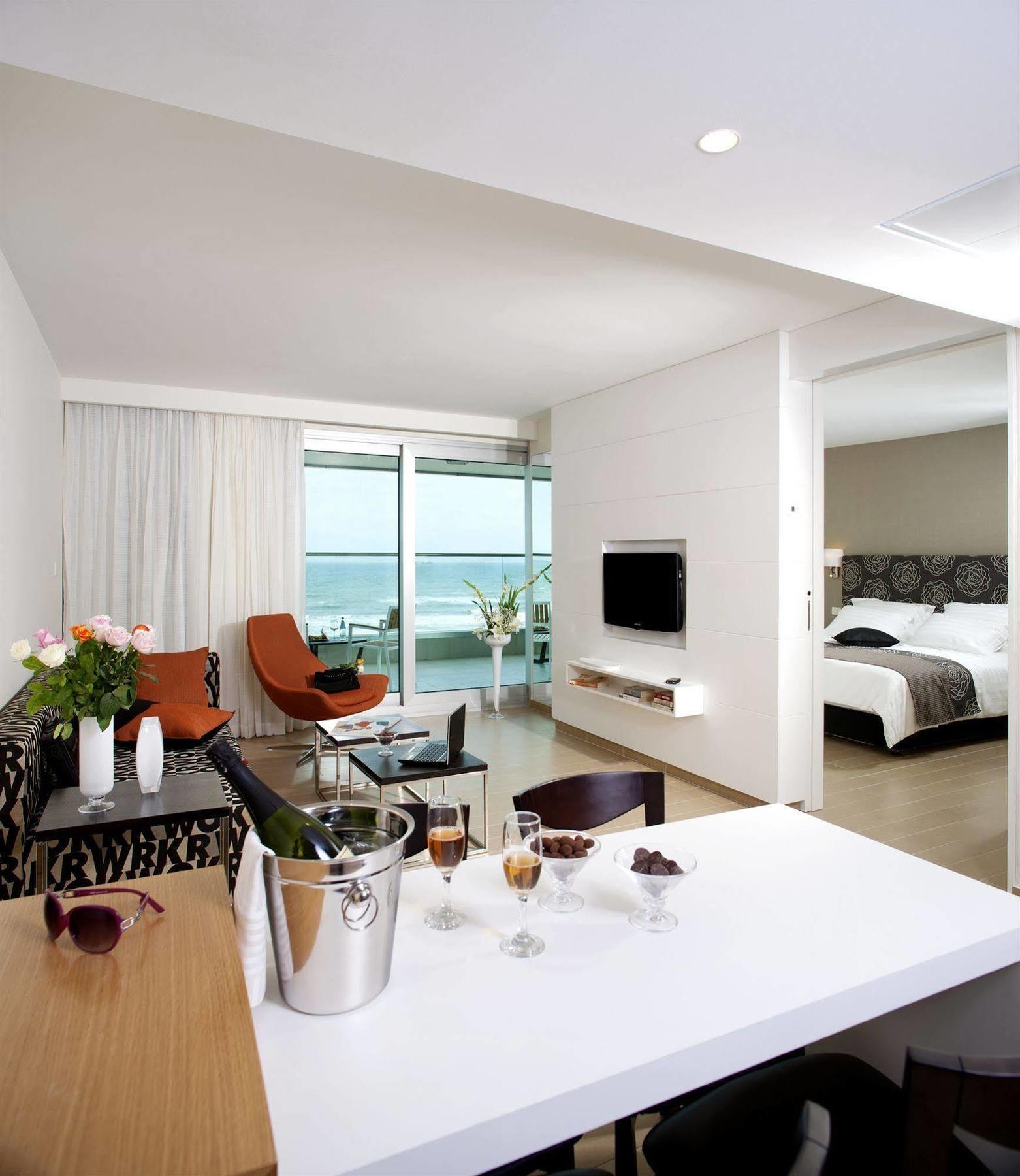 West All Suites Hotel Ashdod Bagian luar foto