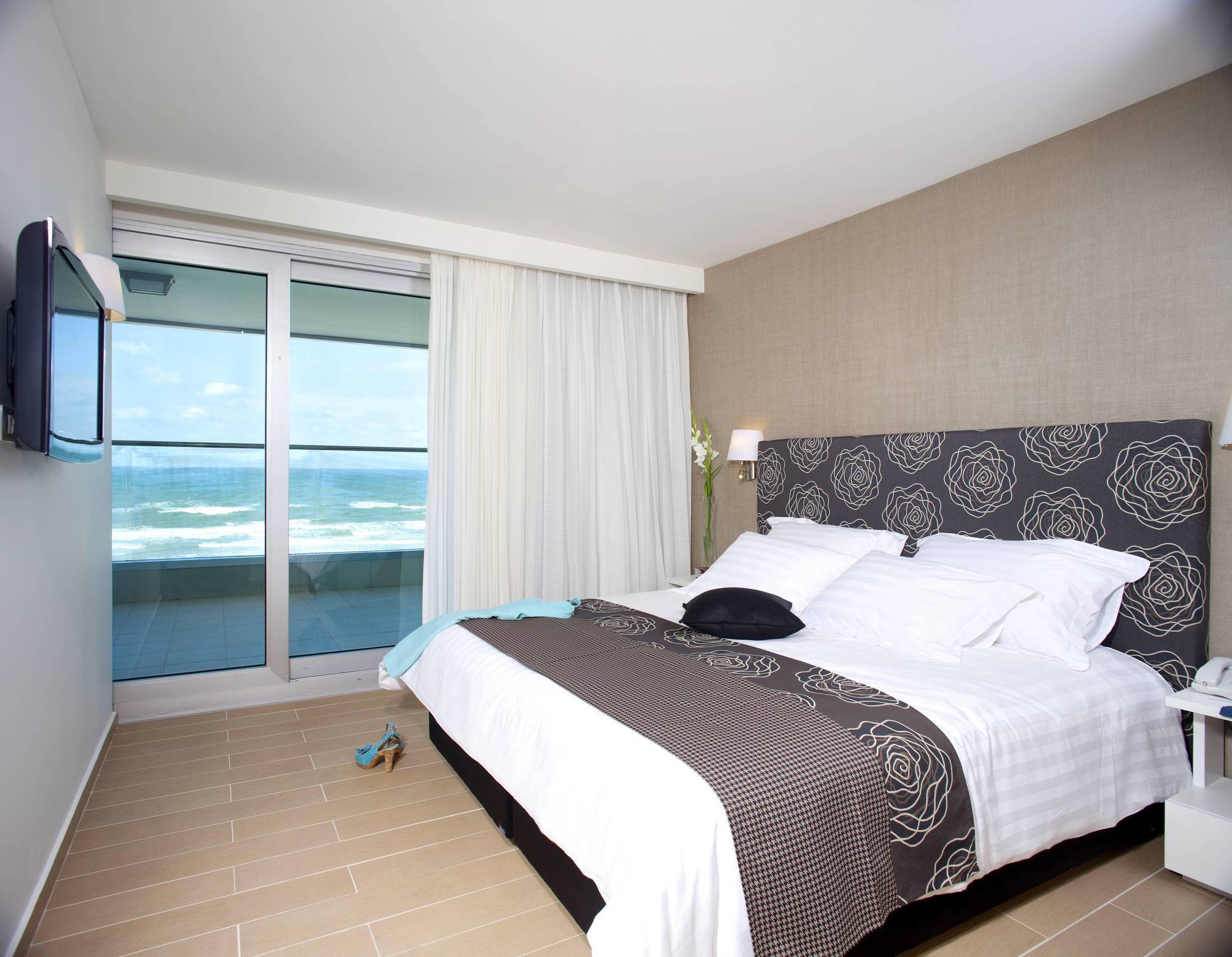 West All Suites Hotel Ashdod Bagian luar foto