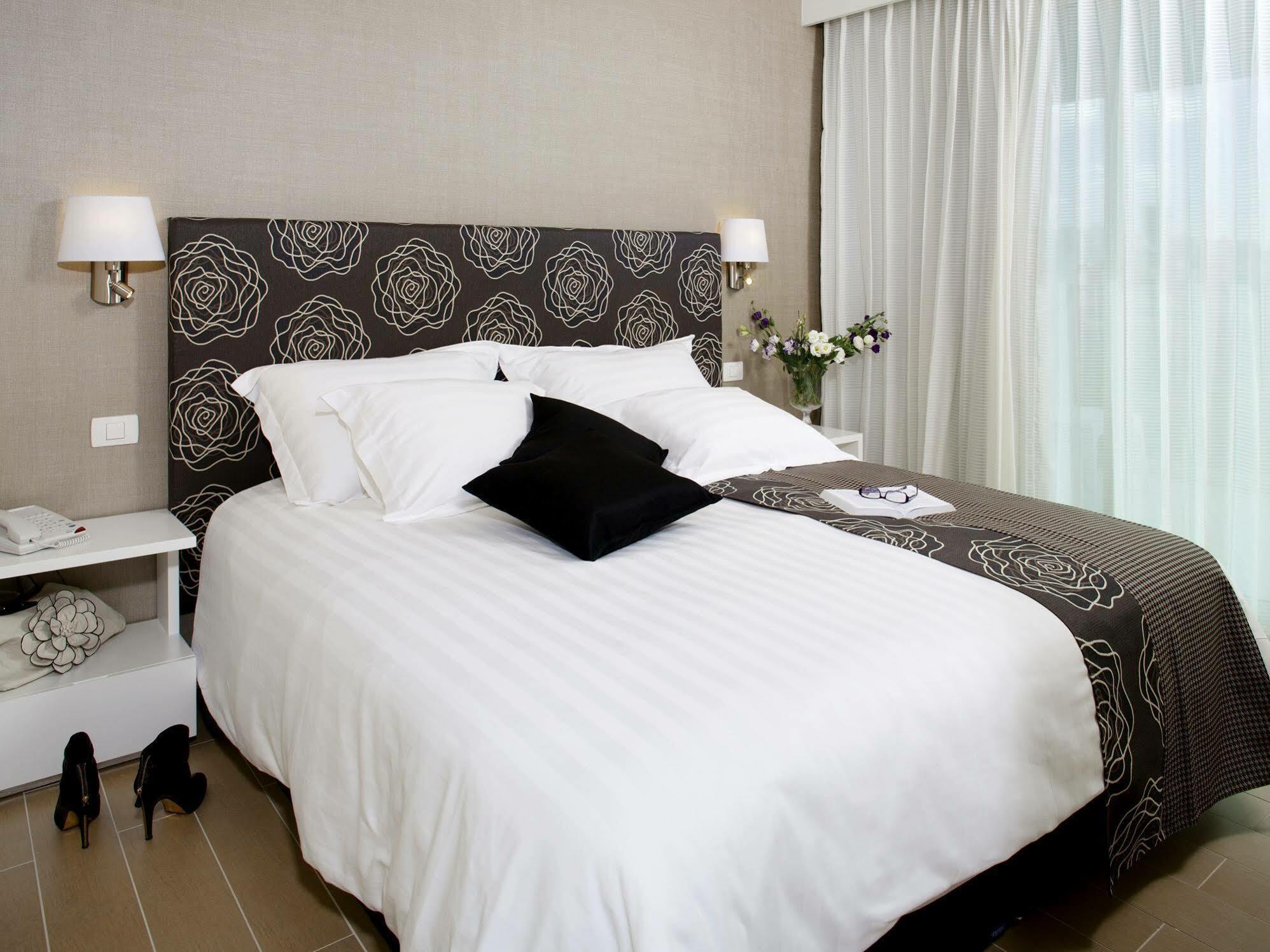 West All Suites Hotel Ashdod Bagian luar foto